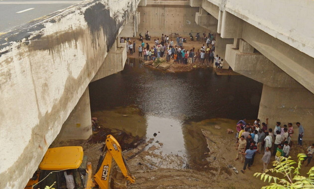 Φρικτό τροχαίο: Αποκοιμήθηκε και έριξε το λεωφορείο σε κανάλι - 29 νεκροί (pics+vid)
