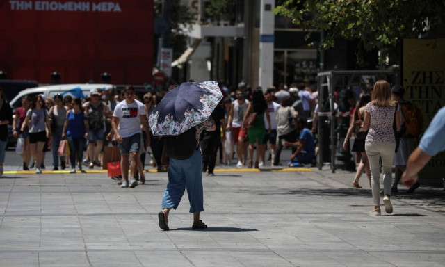 Καιρός: Στο έλεος του καύσωνα η χώρα - Πού θα σκαρφαλώσει ο υδράργυρος την Τρίτη