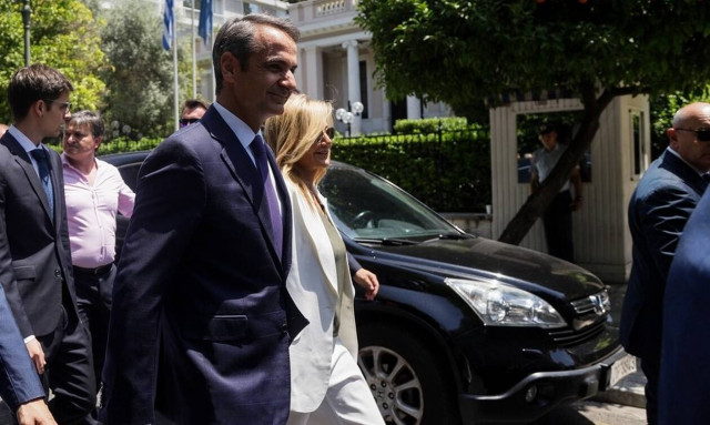 Απίστευτο στιγμιότυπο: Δημοσιογράφος του ΣΚΑΪ κυνηγά τον Κυριάκο και την Μαρέβα (video)