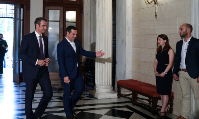 Ο Μητσοτάκης παρέλαβε το Μέγαρο Μαξίμου από τον Τσίπρα