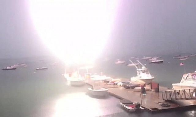 Η στιγμή που κεραυνός χτυπάει ιστιοφόρο και τυλίγεται στις φλόγες (vid)