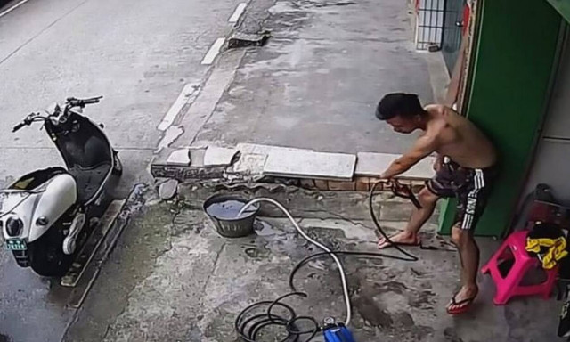 Τρόμος και πανικός για 20 δεύτερα: Εργάτης παθαίνει ηλεκτροπληξία - Σκληρές εικόνες (vid)