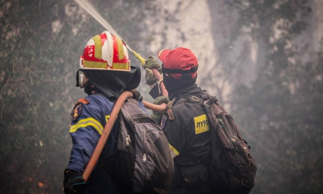 Μεγάλη πυρκαγιά στη Μάνδρα (pics)