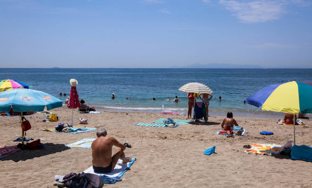 Απίστευτο περιστατικό on air – Δείτε τι έκανε ρεπόρτερ του ΣΚΑΪ στην παραλία