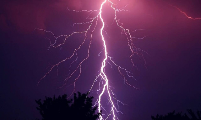 Καιρός ΤΩΡΑ: Τρόμος στον Εύοσμο από κεραυνό που έπεσε σε σπίτι (vid)