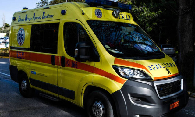 Κάλυμνος: Κλείδωσε το 5χρονο παιδί της στο αυτοκίνητο - Έσπασαν το παρμπρίζ για να το σώσουν