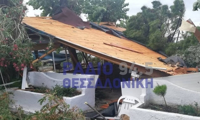 Φονική κακοκαιρία: Συγκλονιστικές εικόνες - Οι κεραυνοί «εξαφάνισαν» τη Χαλκιδική