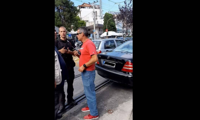 Ο κλασικός... Ελληνάρας οδηγός: Δείτε που πάρκαρε και εξοργιστείτε ελεύθερα! (pics)