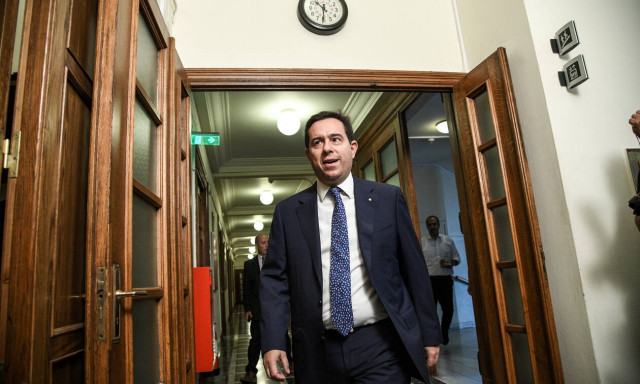 «Έφοδος» Μηταράκη στον ΕΦΚΑ: «Τηλεφωνούσα και δεν απαντούσαν»