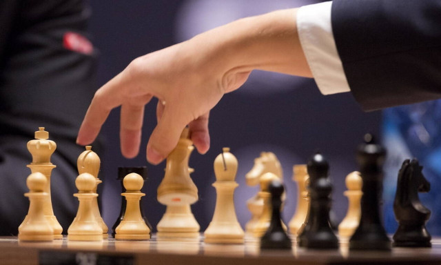 Απίστευτη δημοπρασία! Έδωσε 735.000 λίρες Αγγλίας για ένα… πιόνι σκακιού (pics)