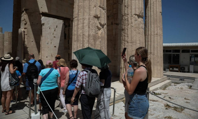 Νοσηλευτές και ποδηλάτες του Ελληνικού Ερυθρού Σταυρού στην Ακρόπολη