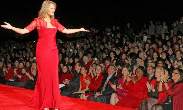 Supermodel ετών... 75 έλαμψε στην πασαρέλα του Valentino (pics)