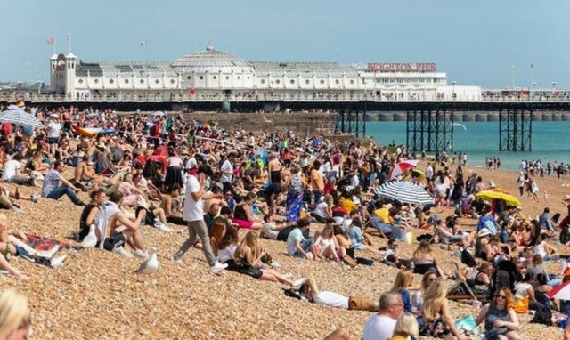 Σάλος σε παραλία: Δείτε τι έκανε ζευγάρι και σόκαρε τους λουόμενους