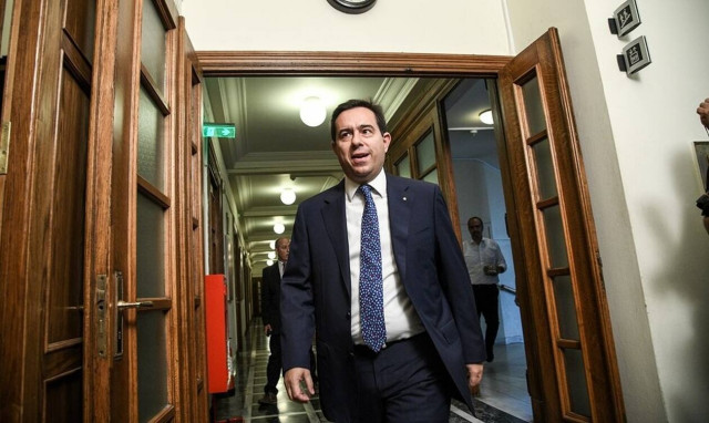 Απίστευτο! Δείτε τι βρήκε ο Μηταράκης στο υπουργείο Εργασίας (pics)