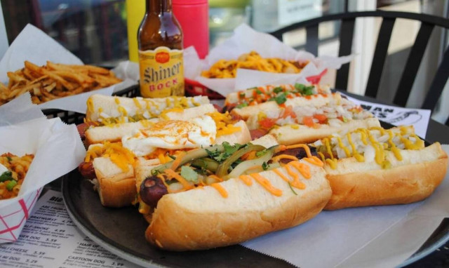 Έτρωγε σε πασίγνωστη αλυσίδα - Δείτε τι βρήκε στο πιάτο της (pics)