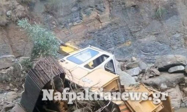 Μακύνεια: Τα ορμητικά νερά παρασύρουν εκσκαφέα 
