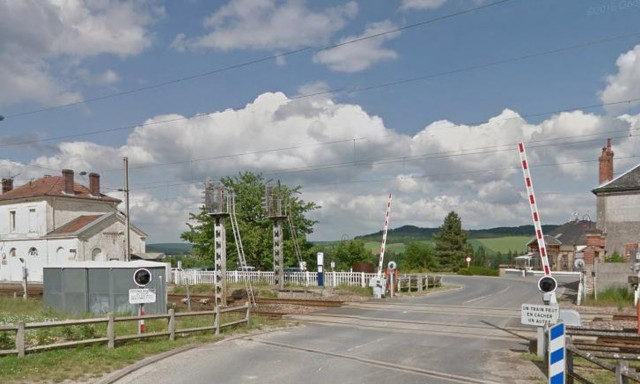 Ασύλληπτη τραγωδία: Νεκρά τρία παιδιά μετά από σύγκρουση αυτοκινήτου με τρένο (pics+vid)