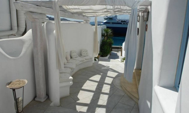 Μύκονος: Έπαθε ΣΟΚ η καθαρίστρια με αυτό που βρήκε στο δωμάτιο βίλας (pics)