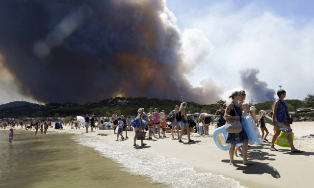 Πυρκαγιές σαρώνουν τη Γαλλία - Απομακρύνθηκαν χιλιάδες κατασκηνωτές