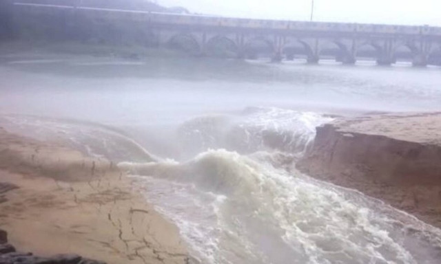 Χαμός σε παραλία! Ποτάμι σκίζει στα δύο την ακτή για να ενωθεί με τη θάλασσα!