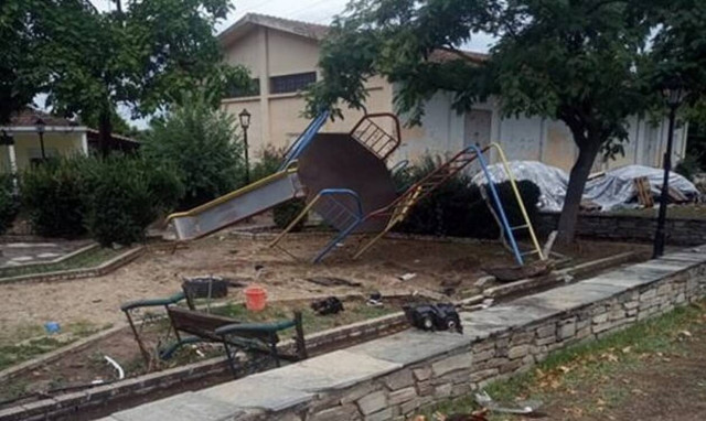 Τραγωδία στην Καβάλα: Αυτοκίνητο έπεσε πάνω σε παιδική χαρά - Ένας νεκρός (pics)