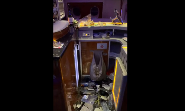 Τρόμος στον αέρα: Χάος στο αεροπλάνο από τις αναταράξεις - «Κόβει» την ανάσα το video