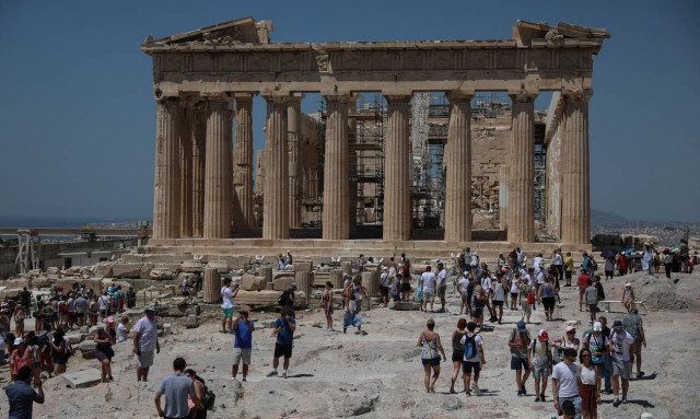 Ακρόπολη: «Ξήλωσε» αρχιφύλακα με διπλό ρόλο η Μενδώνη