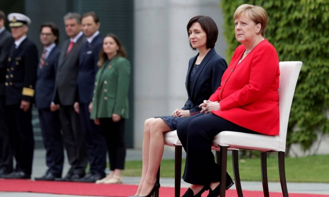 Μέρκελ: Ξανά καθιστή σε τελετή ανάκρουσης εθνικών ύμνων - Τι συνέβη (vid)