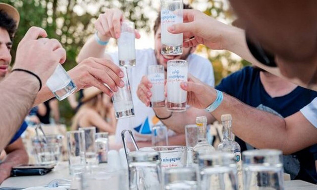  «Ραντεβού στον Ήλιο»: το απόλυτο τραγούδι του καλοκαιριού από το Ούζο Πλωμαρίου 