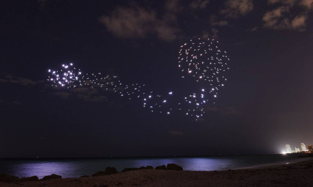 Ένα σμάρι φώτα - drones για τα 50 χρόνια από την εκτόξευση του Apollo 11 (vid)