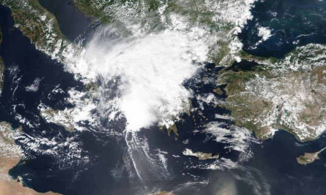 Καιρός LIVE: Σκέπασε τη χώρα ο «Αντίνοος» - Δείτε την πορεία του τις επόμενες ώρες (pics+vid)