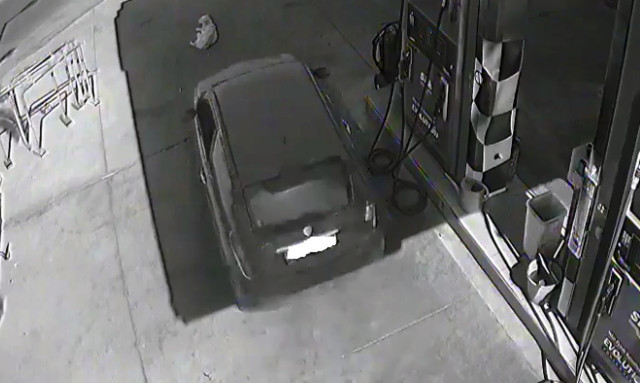 Εγκληματική αδιαφορία: «Φούλαρε» βενζίνη, πάτησε γκάζι και πέρασε πάνω από τον σκύλο (pics)