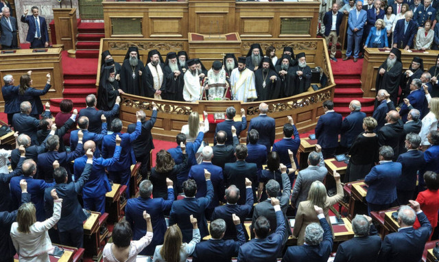 Oρκίστηκαν οι 300 της Βουλής – Ποιοι «διαφοροποιήθηκαν» από την «κομματική γραμμή»