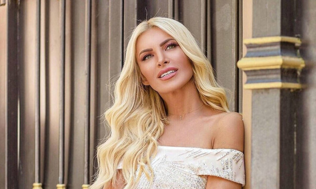 «Κόλαση» η Καινούργιου: Φάνηκαν όλα με το μικροσκοπικό μπικίνι (pics)