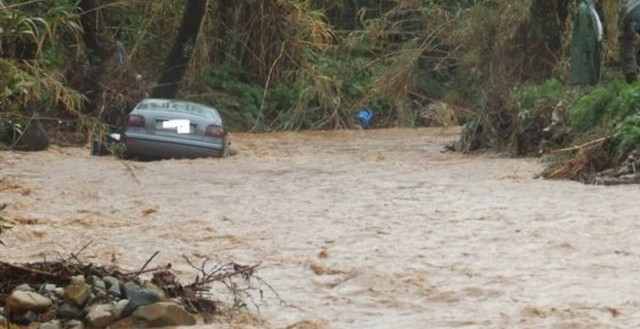 Κακοκαιρία - Εύβοια: Δραματικές στιγμές σε κατασκήνωση - Χείμαρρος παρέσυρε σκηνές