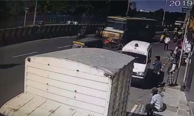 Video σοκ: Η συγκλονιστική στιγμή που λεωφορείο παρασέρνει μηχανή - Δυο γυναίκες νεκρές