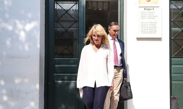 Ελεύθερη η Ρένα Δούρου μετά την απολογία της για τις φονικές πλημμύρες στη Μάνδρα