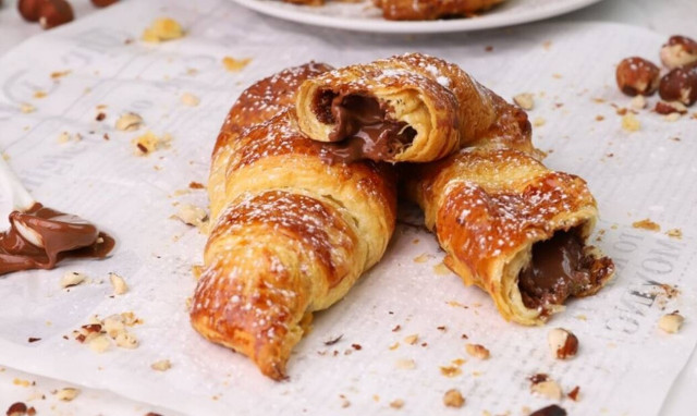 H συνταγή της ημέρας: Γρήγορα κρουασανάκια με σοκολάτα και φουντούκι