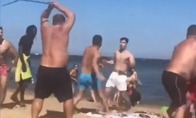 Απίστευτο ξύλο σε παραλία - Ούτε η αστυνομία δεν μπορούσε να τους χωρίσει