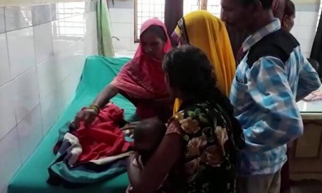 Εικόνες - ΣΟΚ! Γυναίκα γέννησε μωρό με τρία κεφάλια