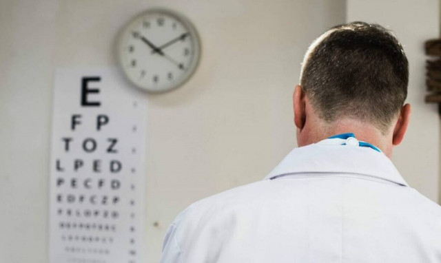 Η κοκκινίλα στο μάτι δεν ήταν αθώα! Δείτε τι βρήκαν μέσα οι γιατροί 