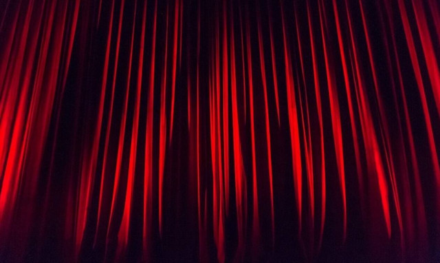 Αγωνία για γνωστό ηθοποιό: Τον μαχαίρωσαν πάνω στη σκηνή