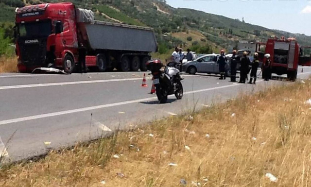 Αγωνία στο Ηράκλειο: Νταλίκα συγκρούστηκε με αυτοκίνητο - Εγκλωβίστηκε οικογένεια με δύο παιδιά