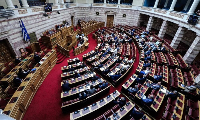 Απίστευτο σκηνικό στη Βουλή – Δείτε τι έκαναν σε βουλευτή (vid)