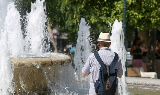 Καιρός: Ανεβαίνει και άλλο η θερμοκρασία τη Δευτέρα - Πού θα «χτυπήσουν» 37αρια (χάρτες)