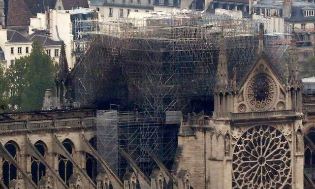 Συναγερμός στη Γαλλία: Ο καύσωνας απειλεί την Παναγία των Παρισίων (pics+vids)