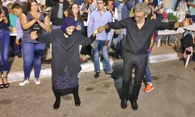 Ο ορισμός της Κρητικής Ψυχής: Λεβέντισσα γιαγιά 89 ετών σέρνει το χορό! (vid)
