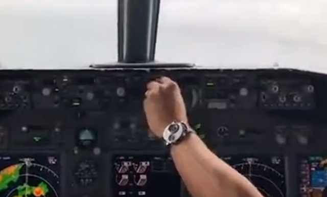 Συγκλονιστικό video:  Boeing 737 πέφτει στον ωκεανό - Πλάνα μέσα από την καμπίνα του πιλότου