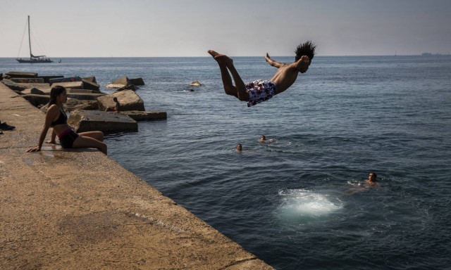 Θερμοκρασίες κόλασης στην Ευρώπη: Ιστορικό ρεκόρ ζέστης στο Παρίσι – Πού έφτασε ο υδράργυρος