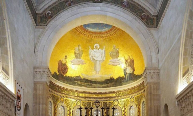 Πυρκαγιά απειλεί την Βασιλική της Μεταμορφώσεως στο Όρος Θαβώρ